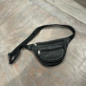 Black Fannypack